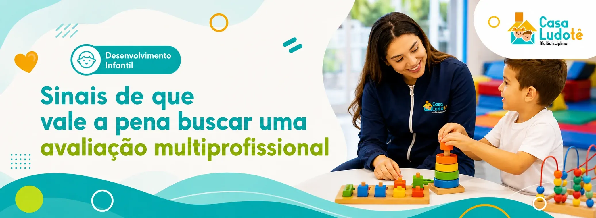 Terapeuta da Casa Ludotê brincando com um menino em atividade de desenvolvimento infantil
