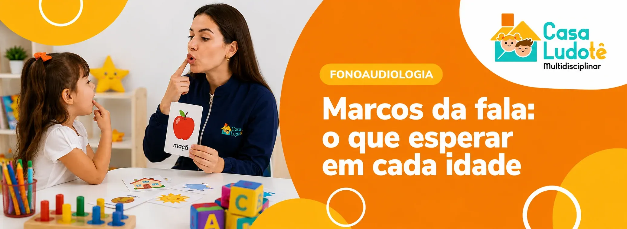 Fonoaudióloga da Casa Ludotê em atividade de estimulação de fala com uma menina