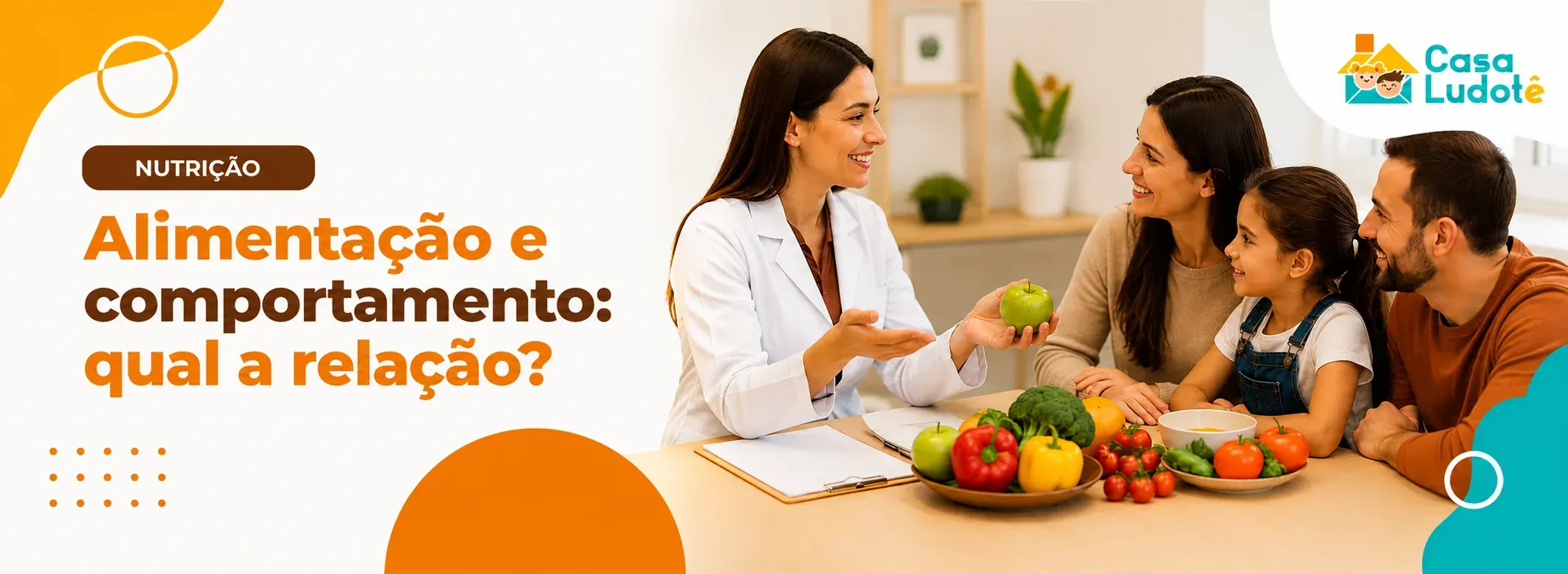Nutricionista da Casa Ludotê em consulta com uma família e alimentos saudáveis na mesa