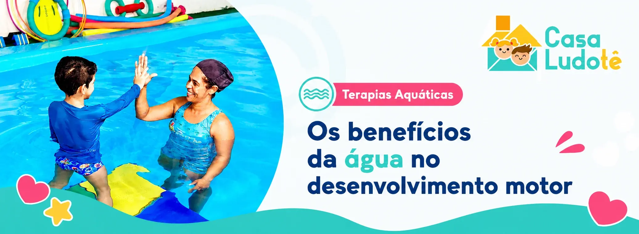 Criança e terapeuta em atividade de terapia aquática na piscina da Casa Ludotê
